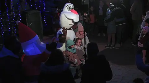 La localidad leonesa de Almanza inauguró este sábado su espectacular iluminación navideña.