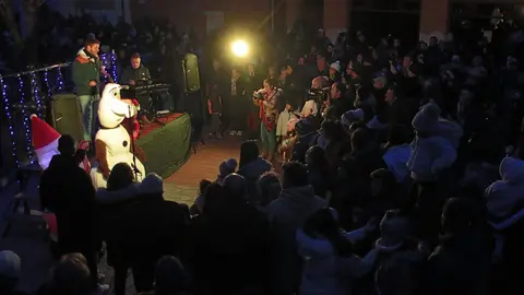 La localidad leonesa de Almanza inauguró este sábado su espectacular iluminación navideña.