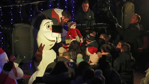 La localidad leonesa de Almanza inauguró este sábado su espectacular iluminación navideña.