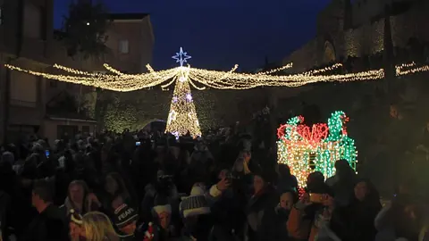 La localidad leonesa de Almanza inauguró este sábado su espectacular iluminación navideña.