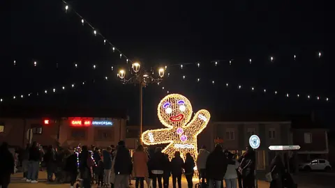 La localidad leonesa de Almanza inauguró este sábado su espectacular iluminación navideña.