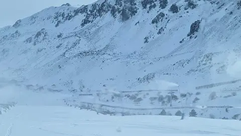 San Isidro se cubre de blanco y prepara ya el inicio de la campaña de nieve el 1 de diciembre. Foto: Estación Invernal de San Isidro