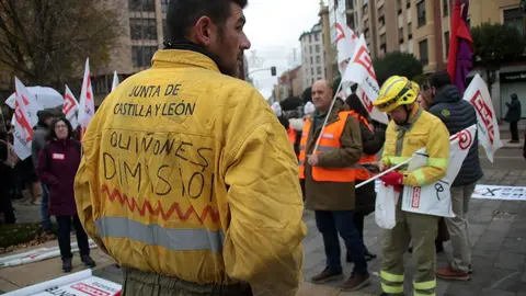 El movimiento ‘Respeto’ convoca una movilización ciudadana autonómica para exigir a la Junta responsabilidad tras los incendios, con la asistencia de los líderes autonómicos del PSOE, Carlos Martínez, y de Izquierda Unida, Juan Gascón, entre otros. Foto: Peio García