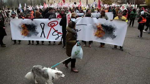 El movimiento ‘Respeto’ convoca una movilización ciudadana autonómica para exigir a la Junta responsabilidad tras los incendios, con la asistencia de los líderes autonómicos del PSOE, Carlos Martínez, y de Izquierda Unida, Juan Gascón, entre otros. Foto: Peio García