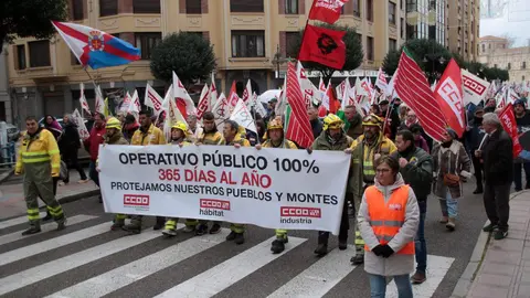 El movimiento ‘Respeto’ convoca una movilización ciudadana autonómica para exigir a la Junta responsabilidad tras los incendios, con la asistencia de los líderes autonómicos del PSOE, Carlos Martínez, y de Izquierda Unida, Juan Gascón, entre otros. Foto: Peio García