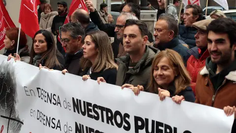 El movimiento ‘Respeto’ convoca una movilización ciudadana autonómica para exigir a la Junta responsabilidad tras los incendios, con la asistencia de los líderes autonómicos del PSOE, Carlos Martínez, y de Izquierda Unida, Juan Gascón, entre otros. Foto: Peio García
