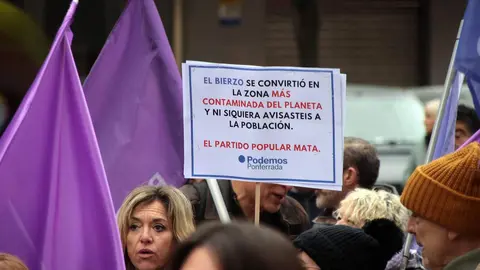 El movimiento ‘Respeto’ convoca una movilización ciudadana autonómica para exigir a la Junta responsabilidad tras los incendios, con la asistencia de los líderes autonómicos del PSOE, Carlos Martínez, y de Izquierda Unida, Juan Gascón, entre otros. Foto: Peio García