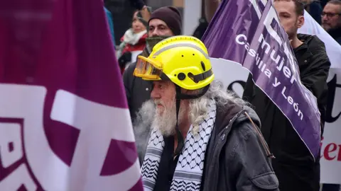 El movimiento ‘Respeto’ convoca una movilización ciudadana autonómica para exigir a la Junta responsabilidad tras los incendios, con la asistencia de los líderes autonómicos del PSOE, Carlos Martínez, y de Izquierda Unida, Juan Gascón, entre otros. Foto: Peio García