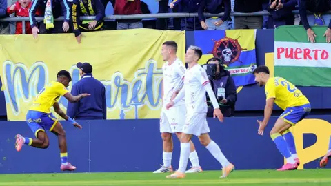El equipo del 'Cuco' Ziganda se impone al Cádiz remontando un 1-0 adverso y con Badia como protagonista tras detener un penalti y ser determinante en los minutos claro