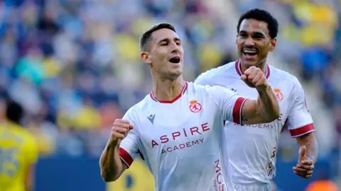 El equipo del 'Cuco' Ziganda se impone al Cádiz remontando un 1-0 adverso y con Badia como protagonista tras detener un penalti y ser determinante en los minutos claro