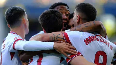 El equipo del 'Cuco' Ziganda se impone al Cádiz remontando un 1-0 adverso y con Badia como protagonista tras detener un penalti y ser determinante en los minutos claro