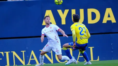 El equipo del 'Cuco' Ziganda se impone al Cádiz remontando un 1-0 adverso y con Badia como protagonista tras detener un penalti y ser determinante en los minutos claro
