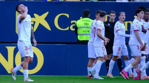 El equipo del 'Cuco' Ziganda se impone al Cádiz remontando un 1-0 adverso y con Badia como protagonista tras detener un penalti y ser determinante en los minutos claro