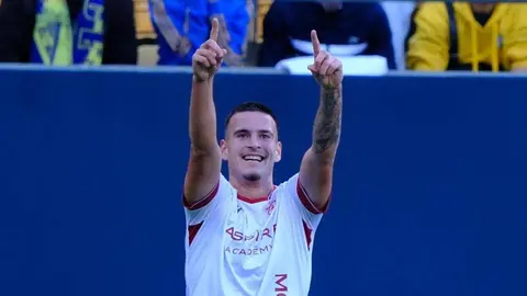 El equipo del 'Cuco' Ziganda se impone al Cádiz remontando un 1-0 adverso y con Badia como protagonista tras detener un penalti y ser determinante en los minutos claro