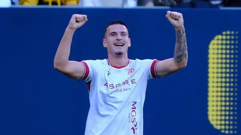 El equipo del 'Cuco' Ziganda se impone al Cádiz remontando un 1-0 adverso y con Badia como protagonista tras detener un penalti y ser determinante en los minutos claro