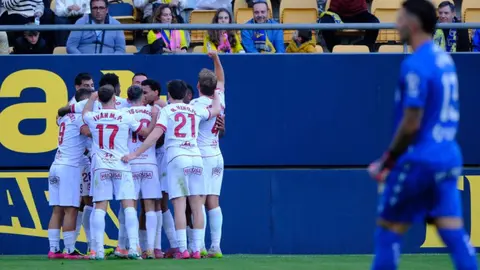 El equipo del 'Cuco' Ziganda se impone al Cádiz remontando un 1-0 adverso y con Badia como protagonista tras detener un penalti y ser determinante en los minutos claro