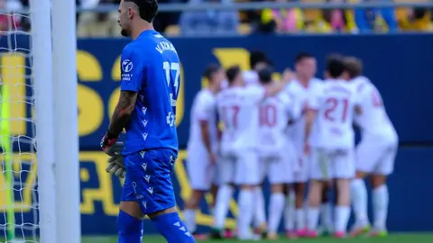 El equipo del 'Cuco' Ziganda se impone al Cádiz remontando un 1-0 adverso y con Badia como protagonista tras detener un penalti y ser determinante en los minutos claro