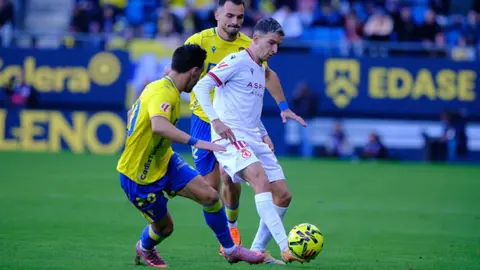 El equipo del 'Cuco' Ziganda se impone al Cádiz remontando un 1-0 adverso y con Badia como protagonista tras detener un penalti y ser determinante en los minutos claro