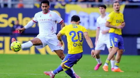 El equipo del 'Cuco' Ziganda se impone al Cádiz remontando un 1-0 adverso y con Badia como protagonista tras detener un penalti y ser determinante en los minutos claro