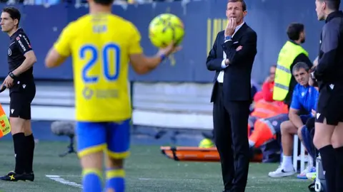 El equipo del 'Cuco' Ziganda se impone al Cádiz remontando un 1-0 adverso y con Badia como protagonista tras detener un penalti y ser determinante en los minutos claro
