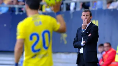 El equipo del 'Cuco' Ziganda se impone al Cádiz remontando un 1-0 adverso y con Badia como protagonista tras detener un penalti y ser determinante en los minutos claro