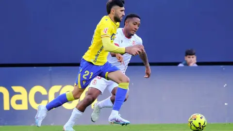 El equipo del 'Cuco' Ziganda se impone al Cádiz remontando un 1-0 adverso y con Badia como protagonista tras detener un penalti y ser determinante en los minutos claro