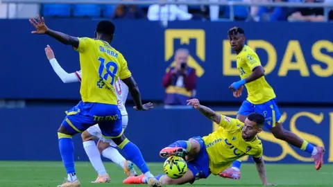El equipo del 'Cuco' Ziganda se impone al Cádiz remontando un 1-0 adverso y con Badia como protagonista tras detener un penalti y ser determinante en los minutos claro