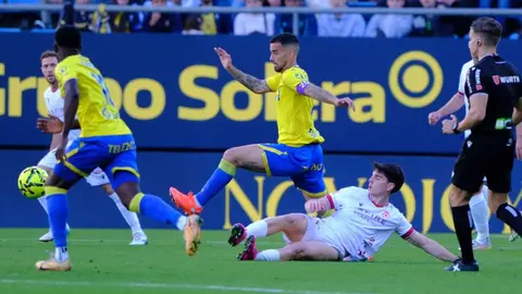 El equipo del 'Cuco' Ziganda se impone al Cádiz remontando un 1-0 adverso y con Badia como protagonista tras detener un penalti y ser determinante en los minutos claro