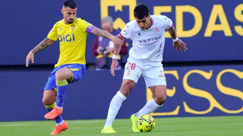 El equipo del 'Cuco' Ziganda se impone al Cádiz remontando un 1-0 adverso y con Badia como protagonista tras detener un penalti y ser determinante en los minutos claro