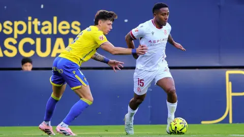 El equipo del 'Cuco' Ziganda se impone al Cádiz remontando un 1-0 adverso y con Badia como protagonista tras detener un penalti y ser determinante en los minutos claro