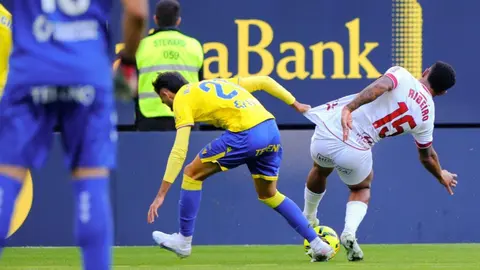 El equipo del 'Cuco' Ziganda se impone al Cádiz remontando un 1-0 adverso y con Badia como protagonista tras detener un penalti y ser determinante en los minutos claro