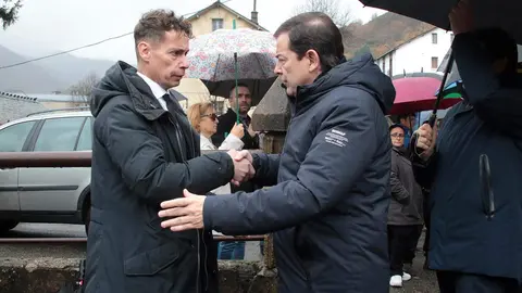El presidente de la Junta, Alfonso Fernández Mañueco asiste al funeral por el minero fallecido acompañado por el presidente del Principado, Adrián Bardón y el consejero de Fomento, Juan Carlos Suárez Quiñones. Fotos: Peio García