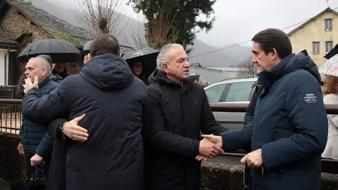 El presidente de la Junta, Alfonso Fernández Mañueco asiste al funeral por el minero fallecido acompañado por el presidente del Principado, Adrián Bardón y el consejero de Fomento, Juan Carlos Suárez Quiñones. Fotos: Peio García