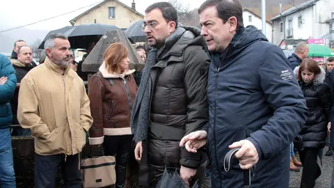 El presidente de la Junta, Alfonso Fernández Mañueco asiste al funeral por el minero fallecido acompañado por el presidente del Principado, Adrián Bardón y el consejero de Fomento, Juan Carlos Suárez Quiñones. Fotos: Peio García