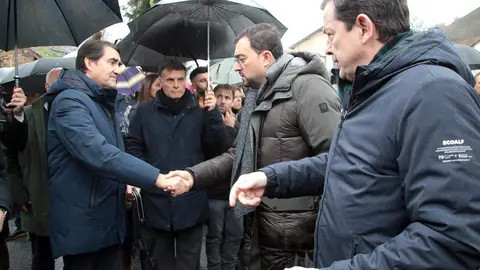El presidente de la Junta, Alfonso Fernández Mañueco asiste al funeral por el minero fallecido acompañado por el presidente del Principado, Adrián Bardón y el consejero de Fomento, Juan Carlos Suárez Quiñones. Fotos: Peio García