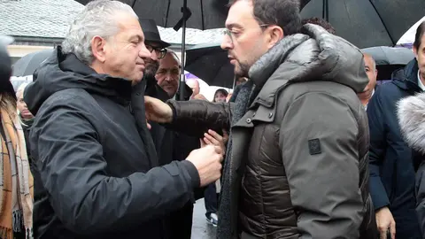 El presidente de la Junta, Alfonso Fernández Mañueco asiste al funeral por el minero fallecido acompañado por el presidente del Principado, Adrián Bardón y el consejero de Fomento, Juan Carlos Suárez Quiñones. Fotos: Peio García