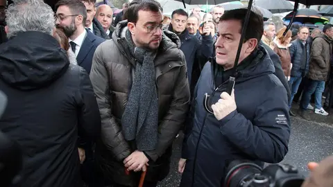 El presidente de la Junta, Alfonso Fernández Mañueco asiste al funeral por el minero fallecido acompañado por el presidente del Principado, Adrián Bardón y el consejero de Fomento, Juan Carlos Suárez Quiñones. Fotos: Peio García