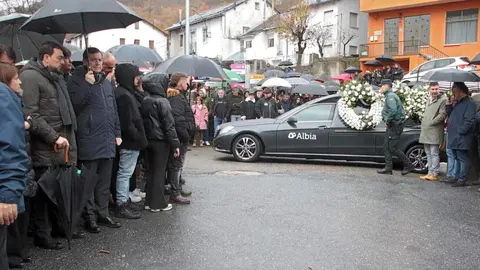 El presidente de la Junta, Alfonso Fernández Mañueco asiste al funeral por el minero fallecido acompañado por el presidente del Principado, Adrián Bardón y el consejero de Fomento, Juan Carlos Suárez Quiñones. Fotos: Peio García