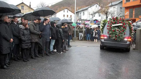 El presidente de la Junta, Alfonso Fernández Mañueco asiste al funeral por el minero fallecido acompañado por el presidente del Principado, Adrián Bardón y el consejero de Fomento, Juan Carlos Suárez Quiñones. Fotos: Peio García