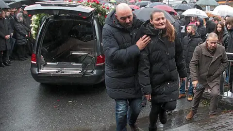 El presidente de la Junta, Alfonso Fernández Mañueco asiste al funeral por el minero fallecido acompañado por el presidente del Principado, Adrián Bardón y el consejero de Fomento, Juan Carlos Suárez Quiñones. Fotos: Peio García