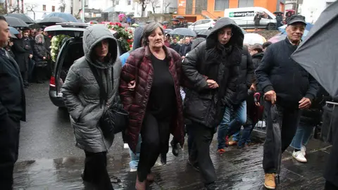 El presidente de la Junta, Alfonso Fernández Mañueco asiste al funeral por el minero fallecido acompañado por el presidente del Principado, Adrián Bardón y el consejero de Fomento, Juan Carlos Suárez Quiñones. Fotos: Peio García
