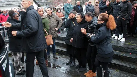El presidente de la Junta, Alfonso Fernández Mañueco asiste al funeral por el minero fallecido acompañado por el presidente del Principado, Adrián Bardón y el consejero de Fomento, Juan Carlos Suárez Quiñones. Fotos: Peio García