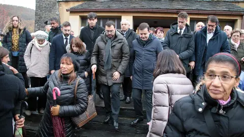 El presidente de la Junta, Alfonso Fernández Mañueco asiste al funeral por el minero fallecido acompañado por el presidente del Principado, Adrián Bardón y el consejero de Fomento, Juan Carlos Suárez Quiñones. Fotos: Peio García