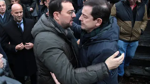 El presidente de la Junta, Alfonso Fernández Mañueco asiste al funeral por el minero fallecido acompañado por el presidente del Principado, Adrián Bardón y el consejero de Fomento, Juan Carlos Suárez Quiñones. Fotos: Peio García
