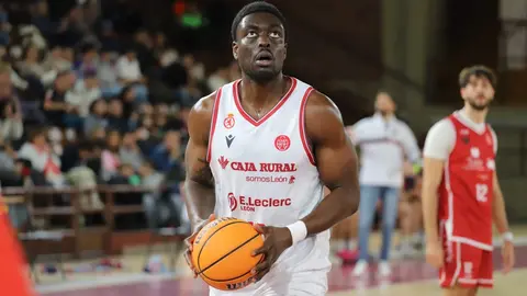 La Cultural se impone al colista en medio del desconcierto. Un parcial demoledor tras el descanso sostiene a un equipo leonés que volvió a sufrir en los minutos finales. Fotos: Isaac Llamazares