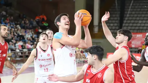 La Cultural se impone al colista en medio del desconcierto. Un parcial demoledor tras el descanso sostiene a un equipo leonés que volvió a sufrir en los minutos finales. Fotos: Isaac Llamazares