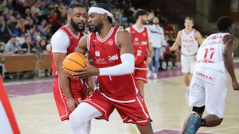 La Cultural se impone al colista en medio del desconcierto. Un parcial demoledor tras el descanso sostiene a un equipo leonés que volvió a sufrir en los minutos finales. Fotos: Isaac Llamazares