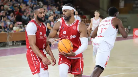 La Cultural se impone al colista en medio del desconcierto. Un parcial demoledor tras el descanso sostiene a un equipo leonés que volvió a sufrir en los minutos finales. Fotos: Isaac Llamazares