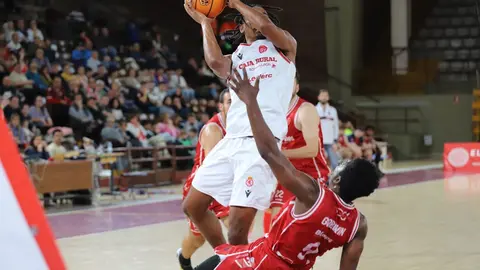 La Cultural se impone al colista en medio del desconcierto. Un parcial demoledor tras el descanso sostiene a un equipo leonés que volvió a sufrir en los minutos finales. Fotos: Isaac Llamazares