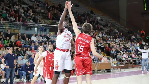 La Cultural se impone al colista en medio del desconcierto. Un parcial demoledor tras el descanso sostiene a un equipo leonés que volvió a sufrir en los minutos finales. Fotos: Isaac Llamazares